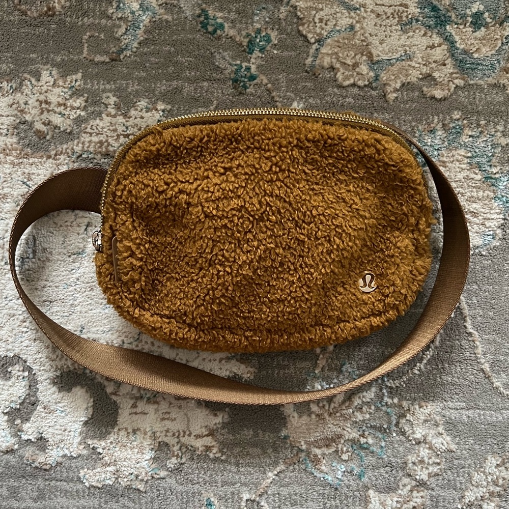 Lululemon Everywhere Fleece Belt Bag 1L - Burnt Caramel